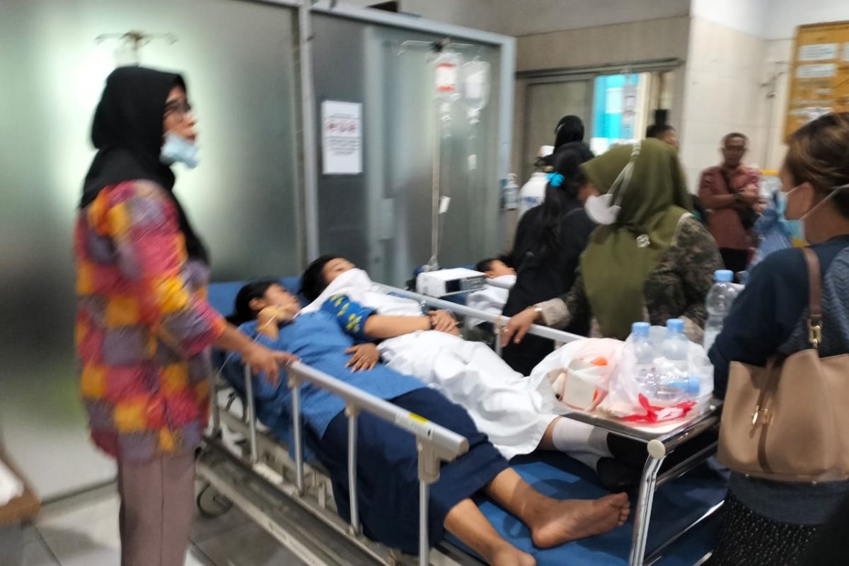 Keracunan makanan, belasan siswa SMKN 1 Ternate dilarikan ke RS