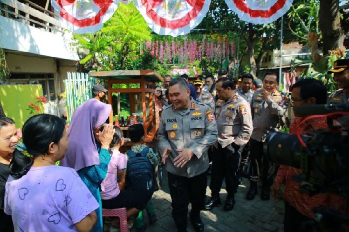 Kabaharkam Polri tinjau program Polisi RW di Surabaya