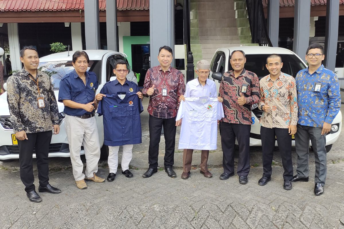 Bank Kalsel berikan bantuan seragam kepada sopir Banjar Taxi dan Kojatas