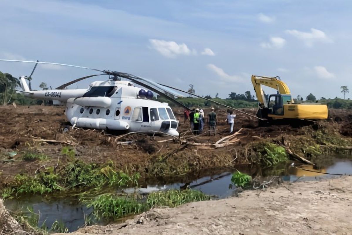 Helikopter BNPB mendarat mendadak di lahan gambut wilayah Kobar