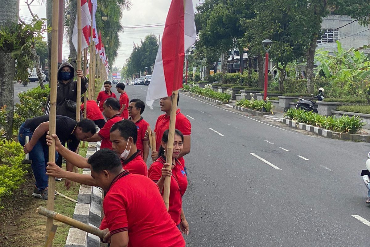 PNS se-Kabupaten Gianyar gotong royong pasang ribuan Merah Putih