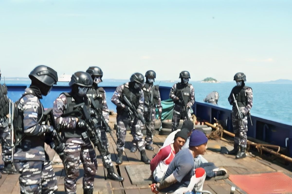 Tim VBSS Pangkalan TNI AL (Lanal) Babel berhasil membekuk Perompak di Perairan Tanjung Gudang