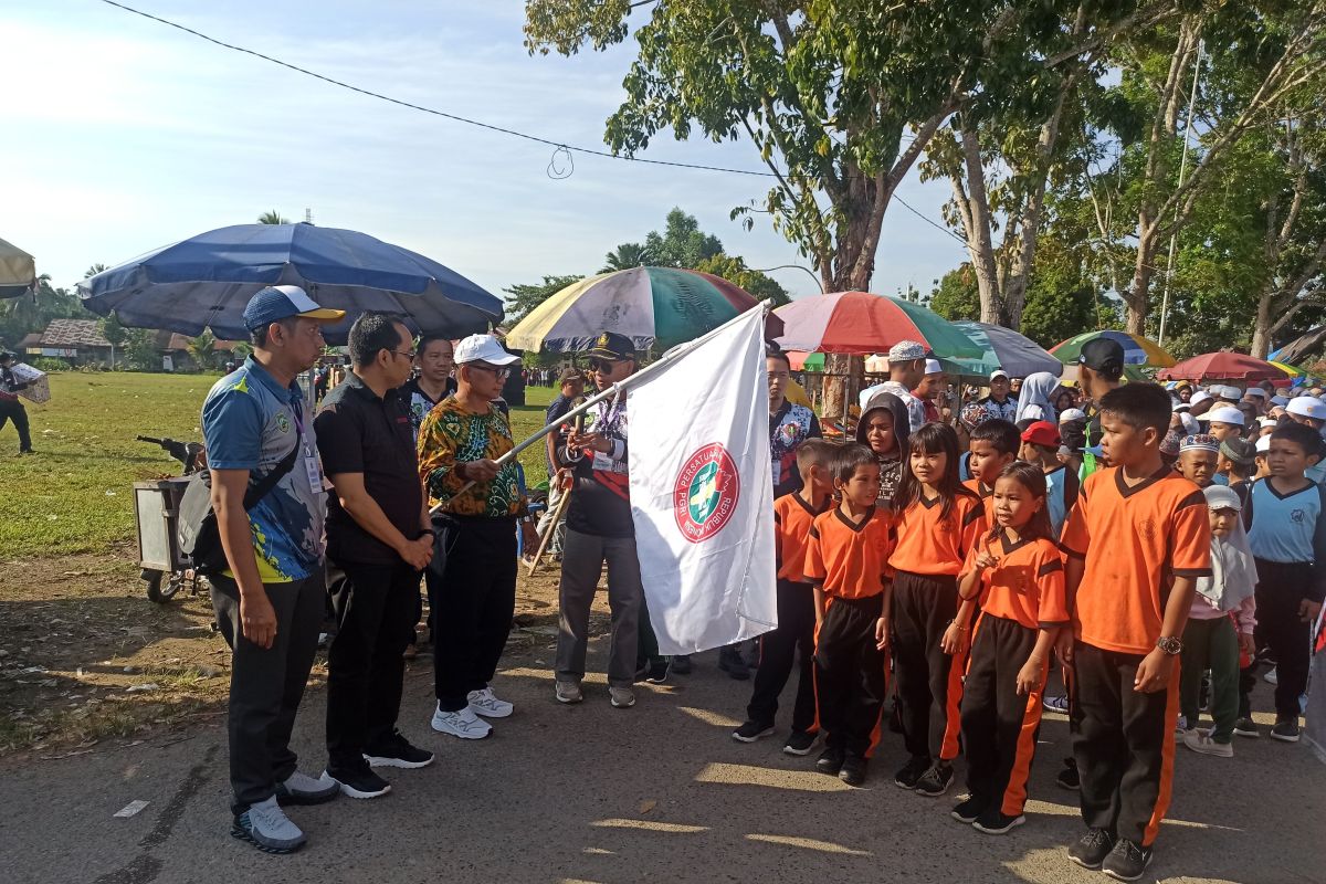 Pengurus Cabang PGRI Halong gelar jalan sehat