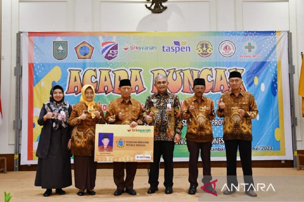 HUT ke-61, PWRI Riau terima kado KTA e-Money BRK Syariah