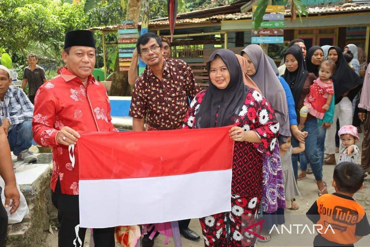 Kesbangpol Tanjung Balai berbagi bendera Merah-Putih