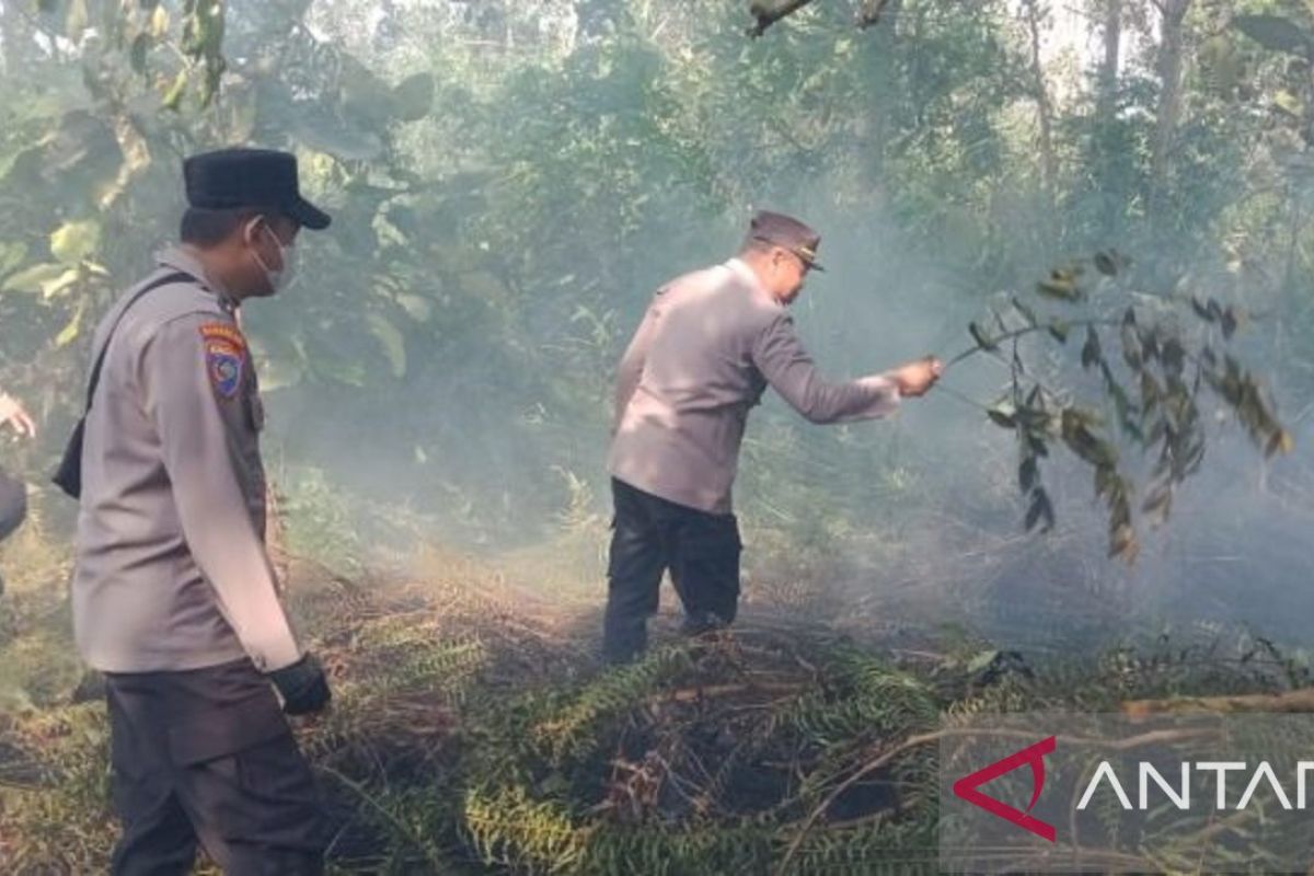 Tim gabungan padamkan lahan yang terbakar di Sungai Bulan Singkawang