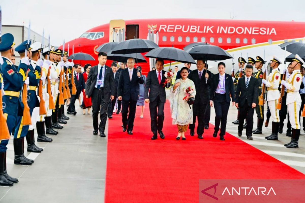 Presiden Jokowi dan Ibu Iriana tiba di   Bandar Udara Internasional  Tianfu Tiongkok