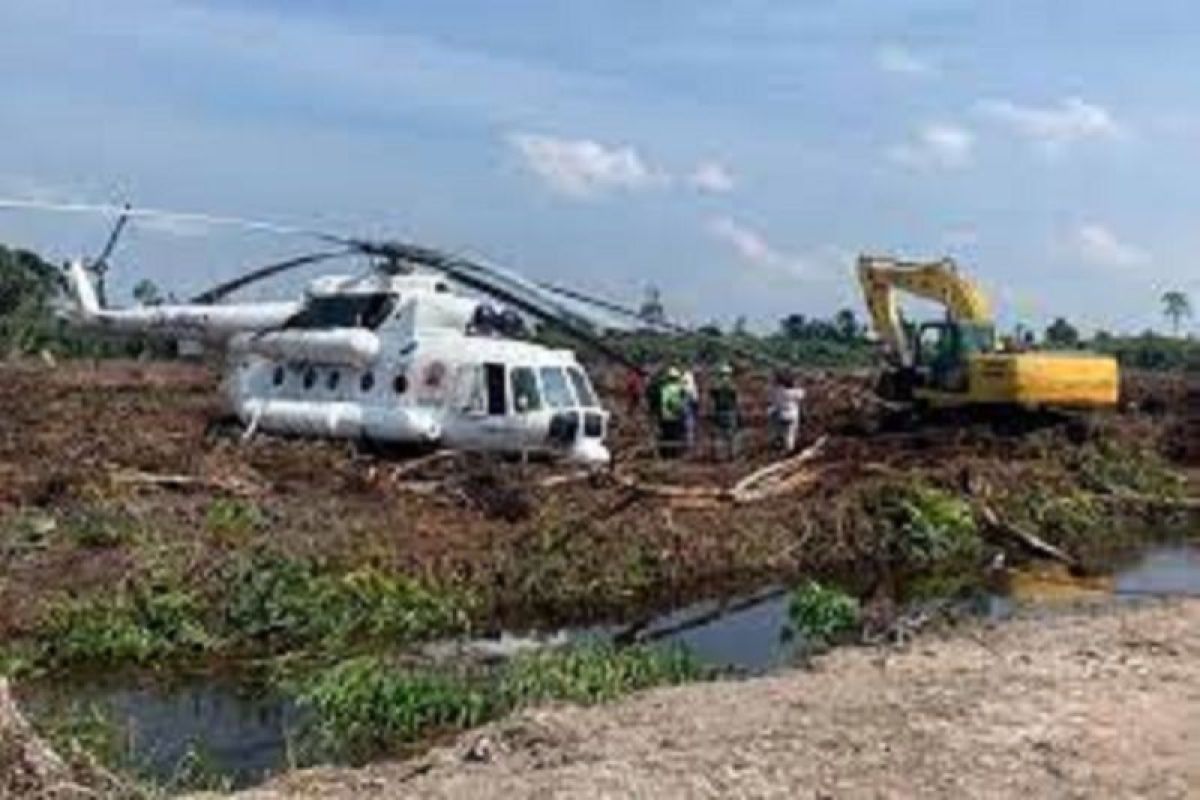 Helikopter BNPB mendarat di area terbuka lahan gambut karena cuaca buruk