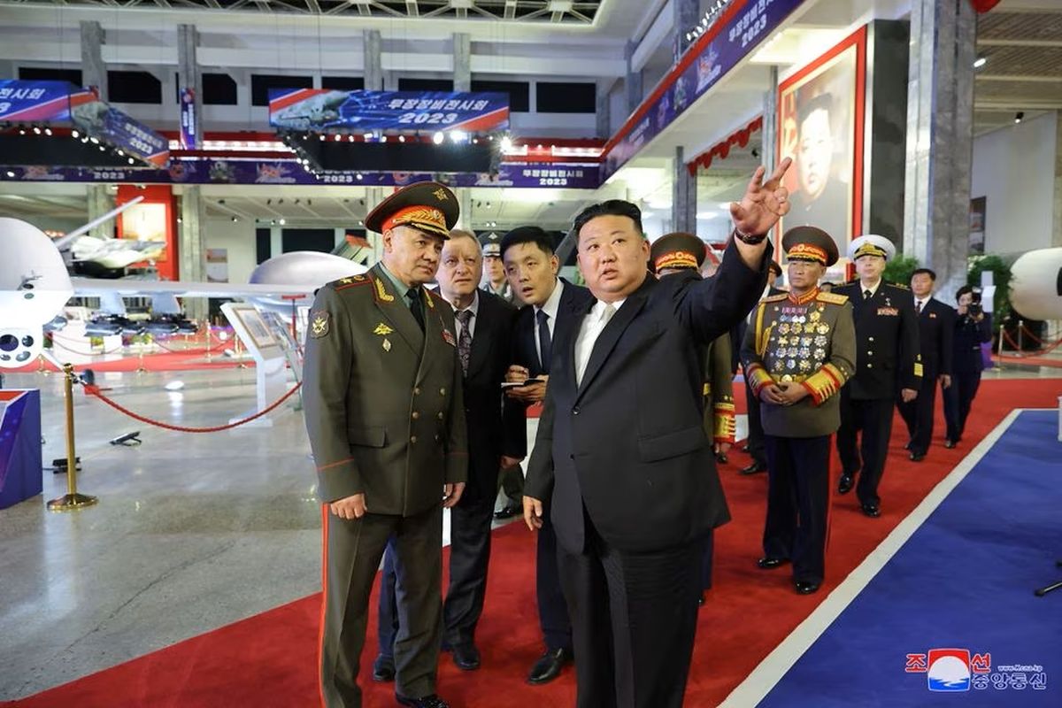 Kim Jong Un pamer rudal balistik terlarang ke Menhan Rusia