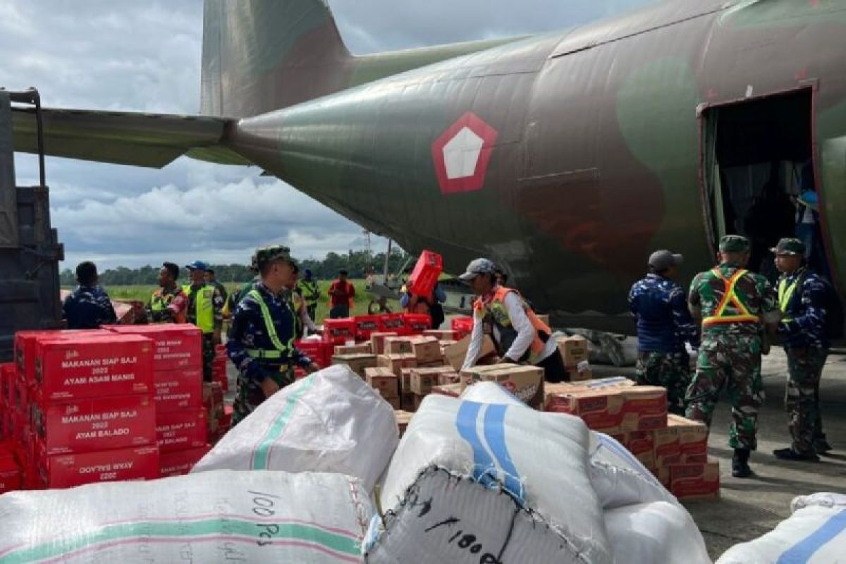 Pemkab Puncak Papua sewa pesawat angkut bahan makanan ke lokasi bencana