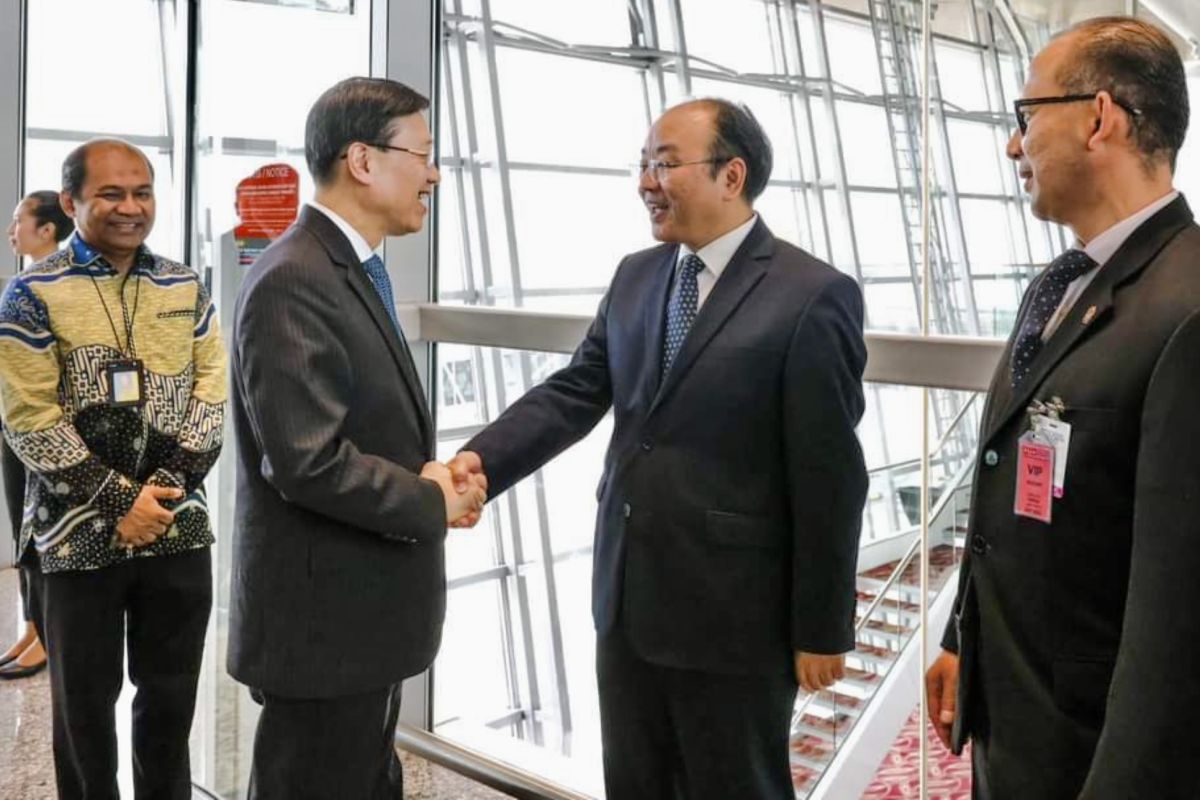 Kepala Eksekutif Hong Kong naik Garuda Indonesia saat melawat Malaysia