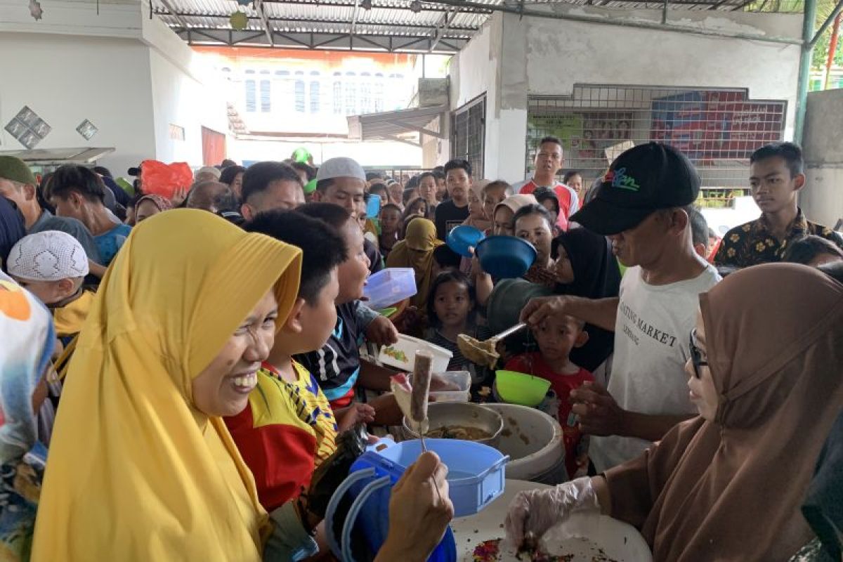 Ribuan warga Palembang antusias ikuti tradisi pembagian bubur suro