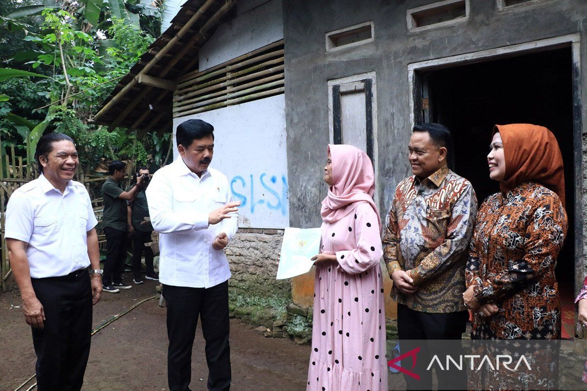 Menteri ATR puji UMKM Serang saat bagikan sertifikat