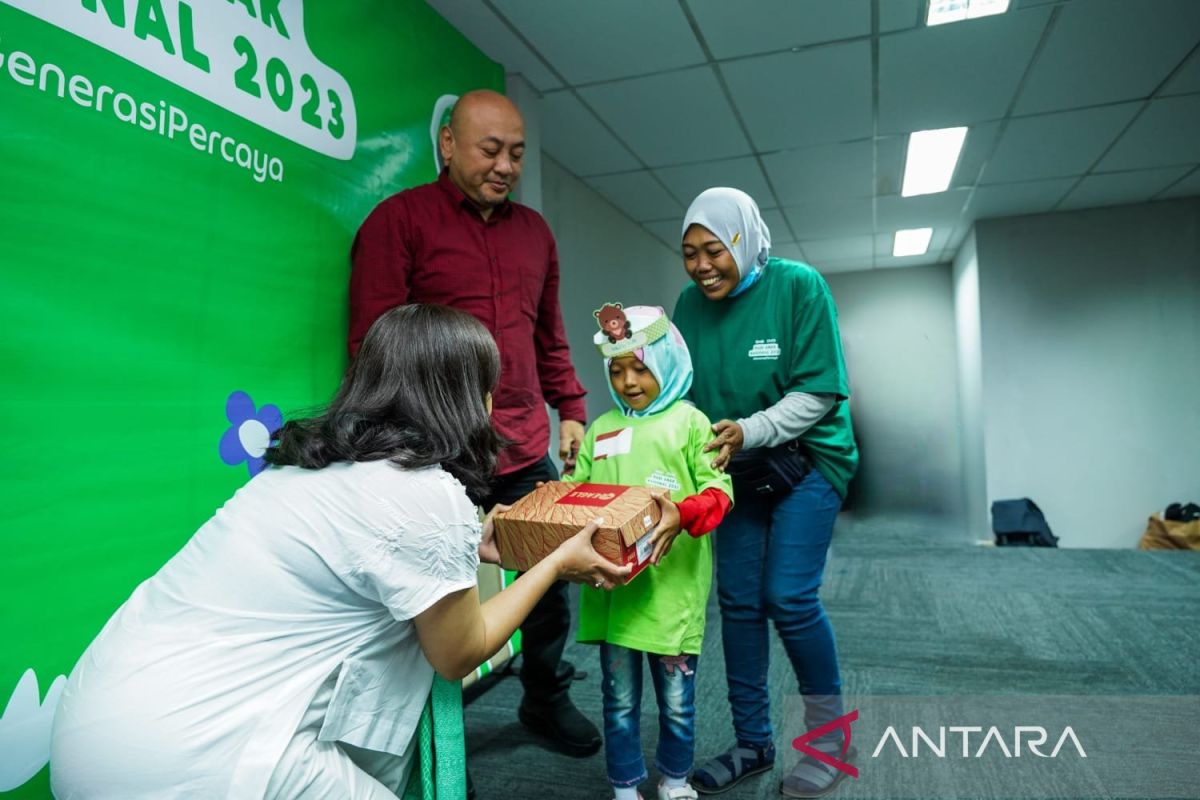 Grab bagikan sepatu gratis kepada anak mitra pengemudi peringati HAN