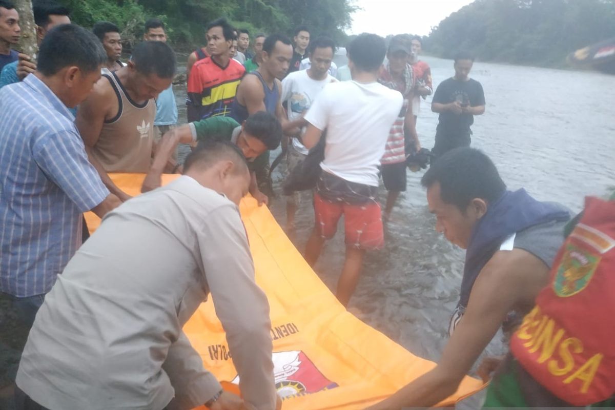 Polisi evakuasi mayat korban tenggelam di Sungai Ogan Kabupaten OKU