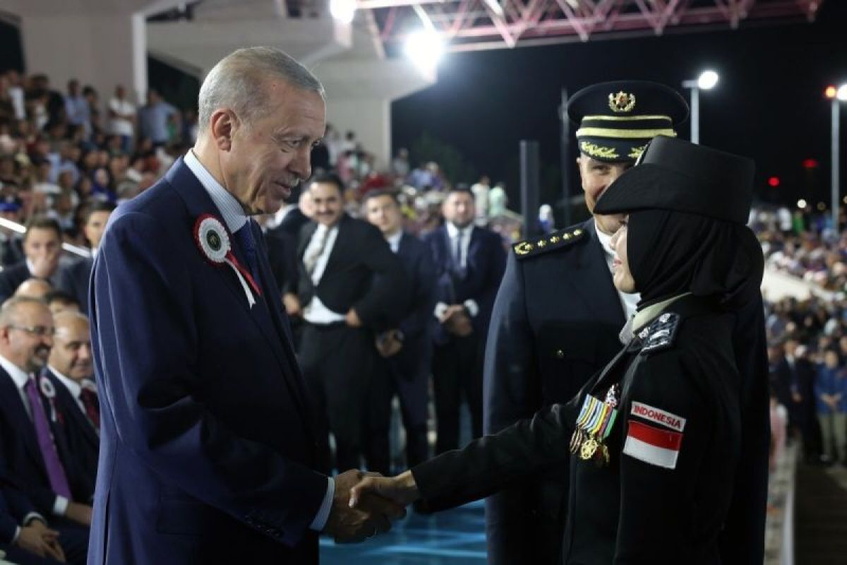 Presiden Erdogan wisuda tiga anggota Polri usai ikuti pendidikan dua tahun di Turki