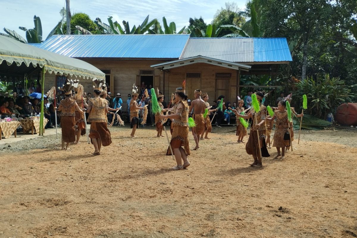 Warga Dayak Desa Liyu Manfaatkan Panel Surya Gelar MPG ke-5