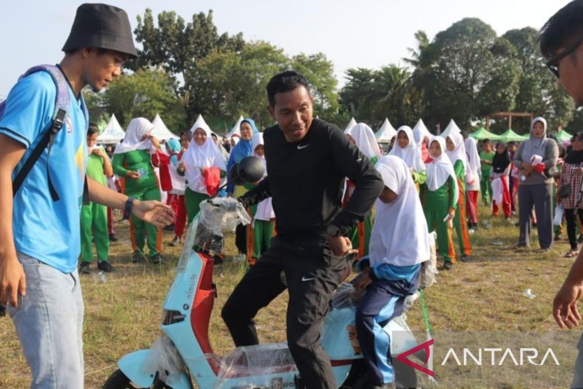 Naila dibonceng Pj Gubernur Suganda berkeliling lapangan dengan sepeda listrik