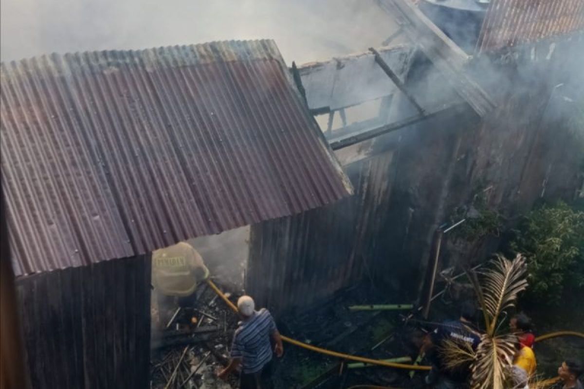 Dua unit mobil dalam garasi terbakar di Jakarta Timur