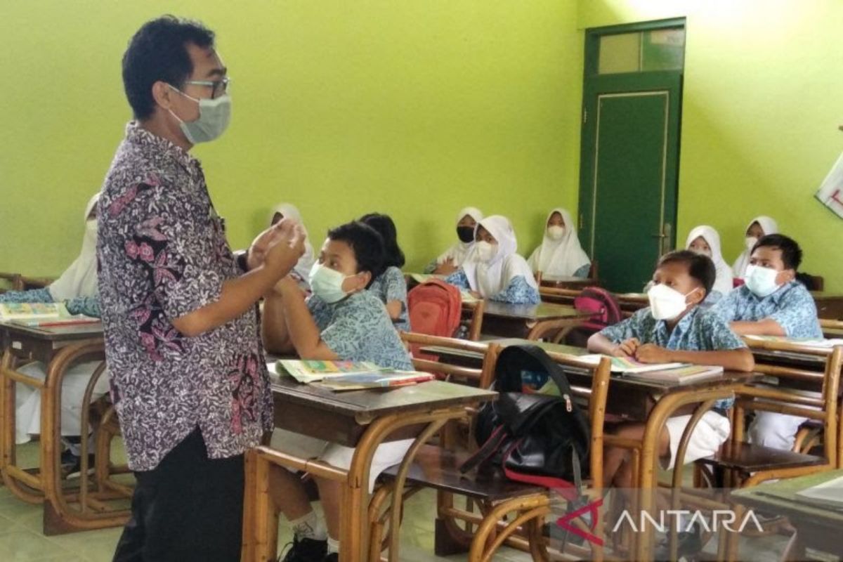 Legislator  minta Disdikbud awasi kepala sekolah angkat guru honorer