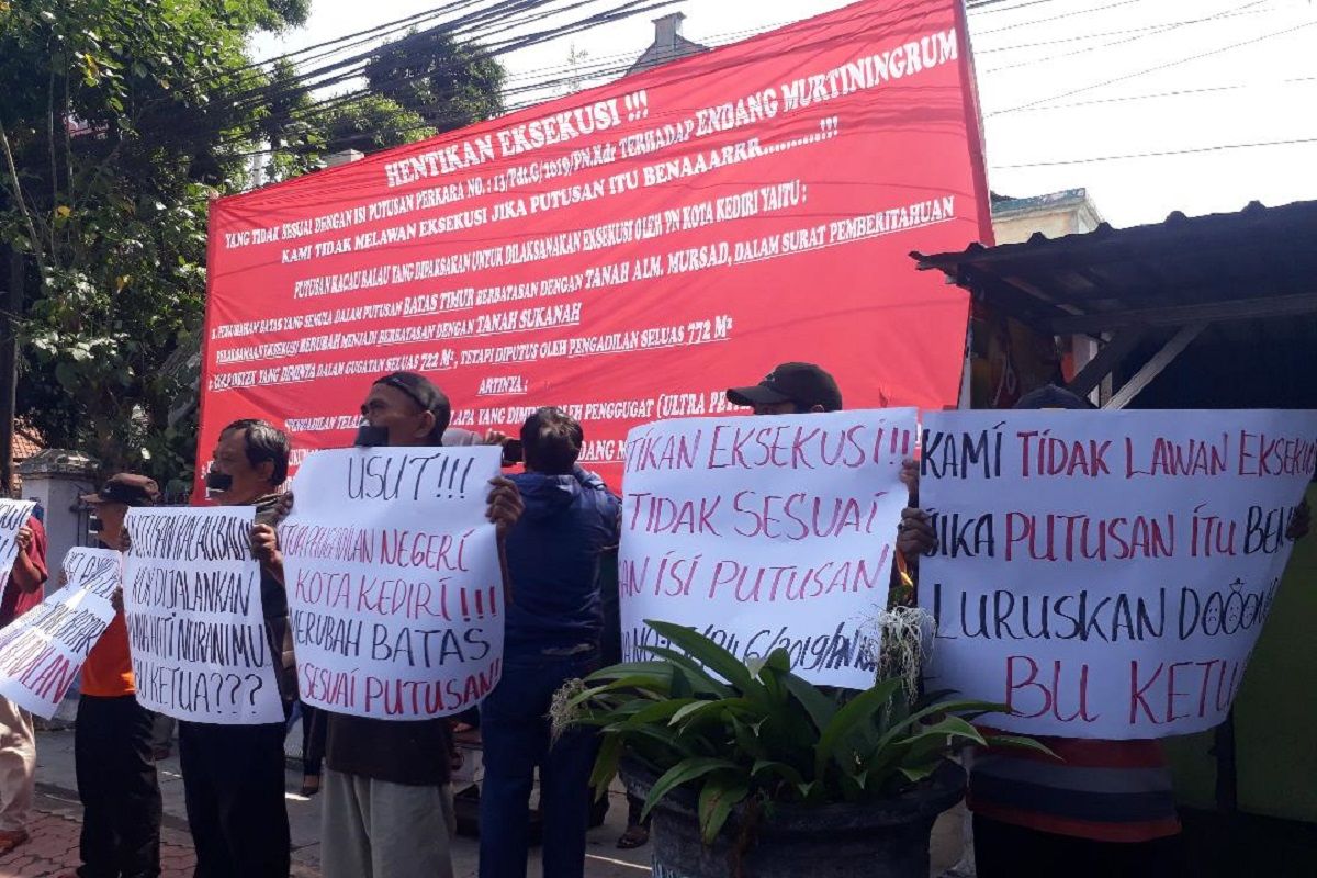 Penjual rujak di Kediri tolak rencana eksekusi rumah