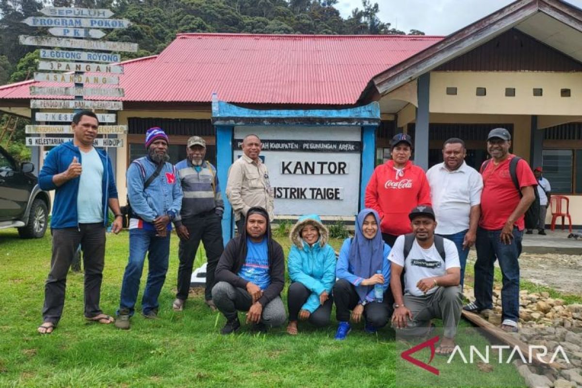 Dukung perekaman KTP di Pegaf, Papua Barat supervisi pemasangan VSAT