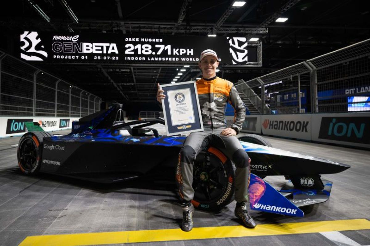 Hughes pecahkan rekor  dunia untuk kecepatan mobil tertinggi indoor