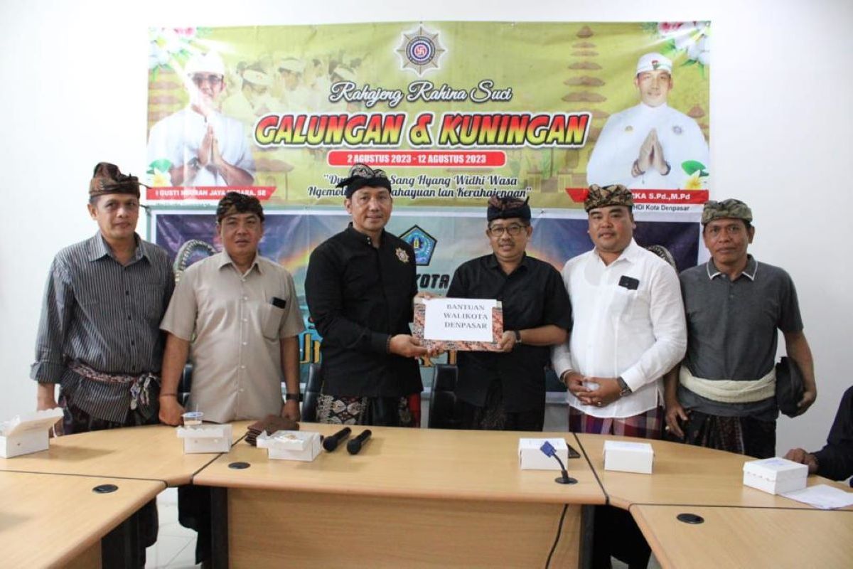Pemkot Denpasar serahkan bantuan daging kepada PHDI jelang Galungan