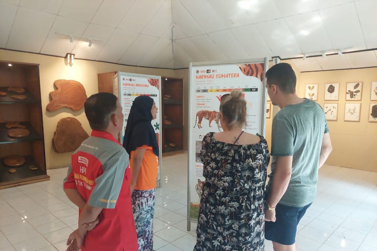 Baru diresmikan, Ruang Informasi Harimau TWA Rimbo Panti disinggahi Turis Belanda
