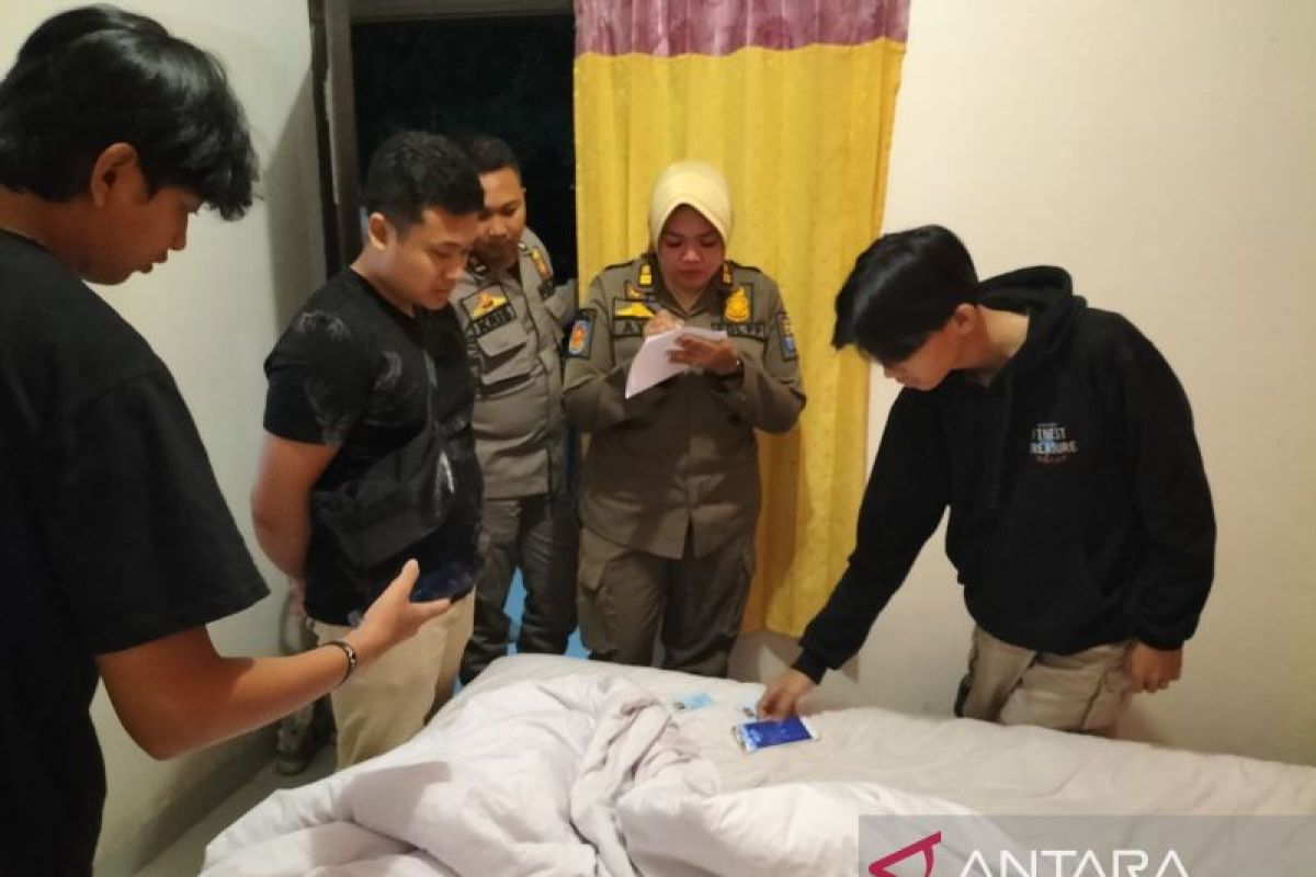 Aparat gabungan razia 18 pasangan bukan suami istri di Kota Bogor