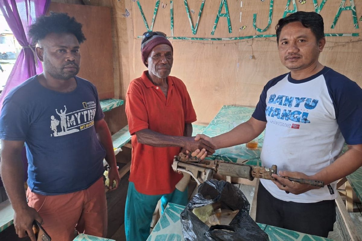 Polda Papua: Warga serahkan senpi organik milik Polres Pegunungan Bintang