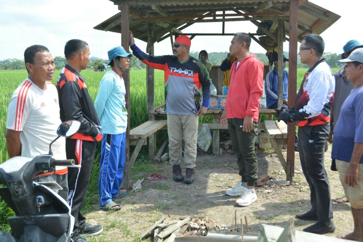 Pemkab Kukar dan TNI membagikan 10 juta  Bendera Merah Putih