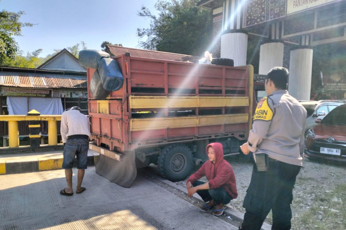 Personel TNI-Polri cegat kendaraan muat babi tak dilengkapi surat di Tana Toraja