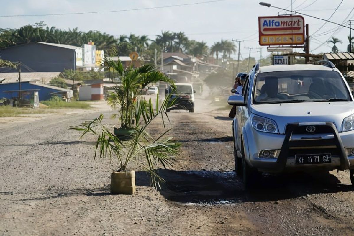 Rusak dan dikeluhkan warga, Gubernur desak Pusat perbaiki jalan nasional di Pangkalan Banteng