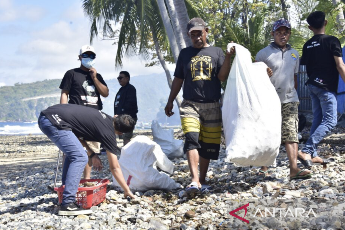 Mahasiswa UGM dan UNG gelar aksi bersih pantai