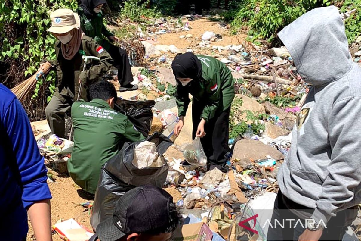 KSL Archipelago melatih warga Gorontalo membuat biopori