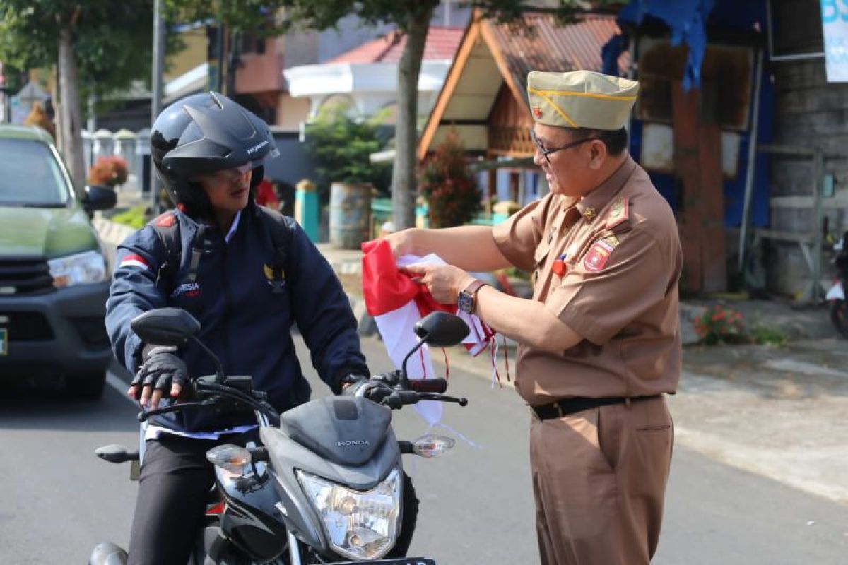 Pemkab Lampung Barat bagikan ratusan bendera merah putih ke warga