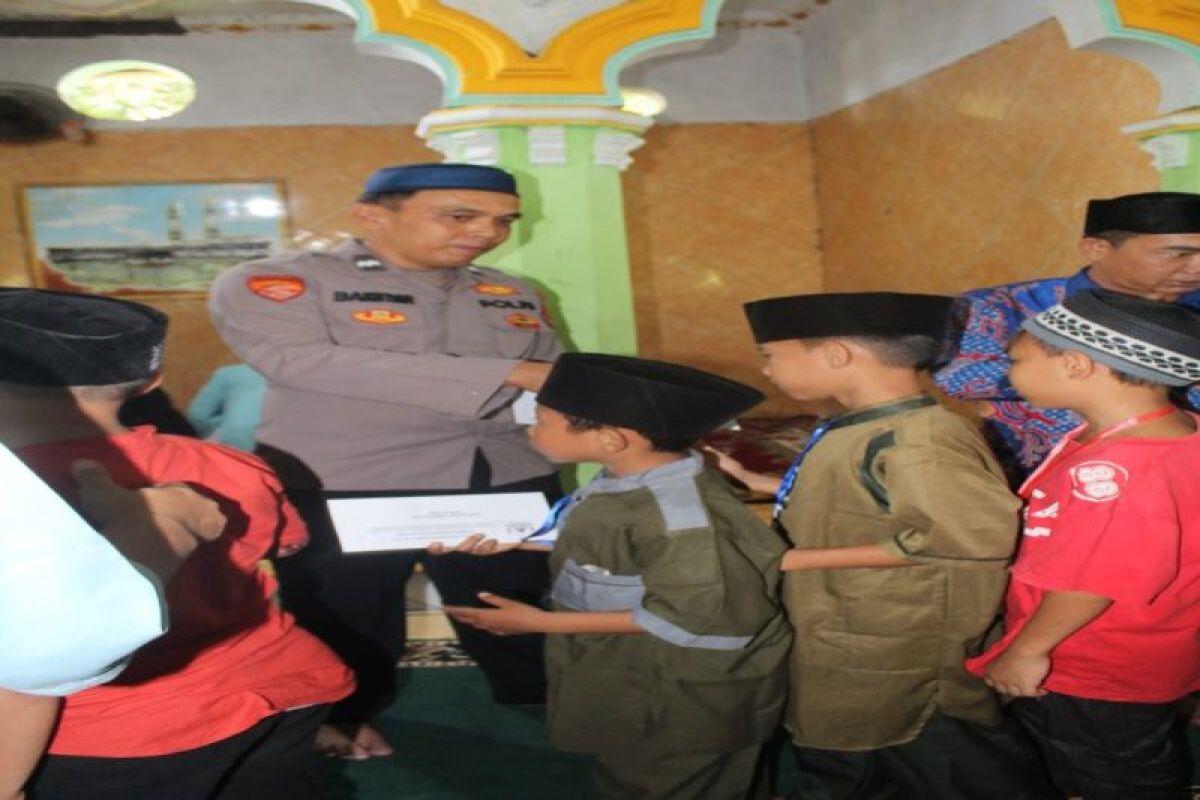 Polres Pesisir Barat berikan santunan ke anak yatim piatu dan dhuafa