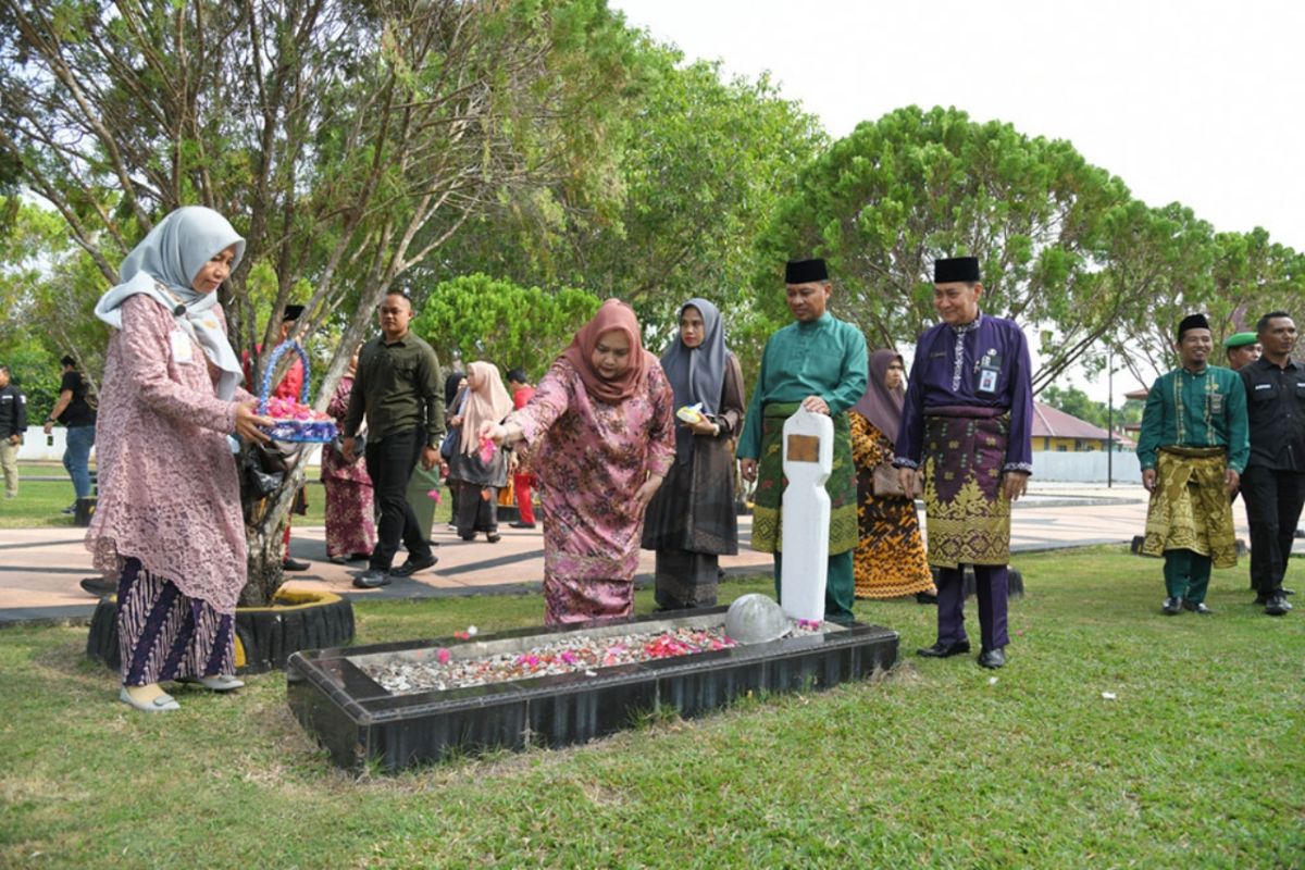 HUT Bengkalis, Bupati dan Wabup  Bengkalis ziarah ke makam pahlawan