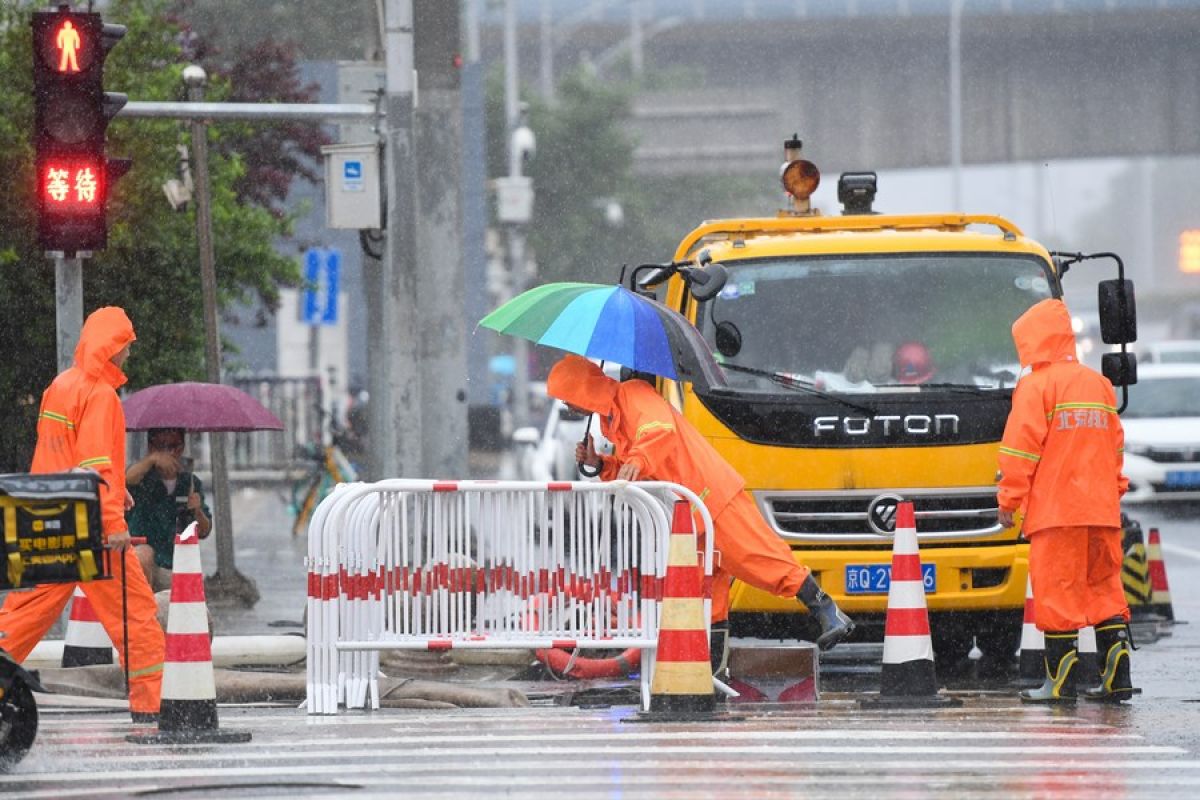 China utara terapkan level siaga tertinggi saat hujan badai