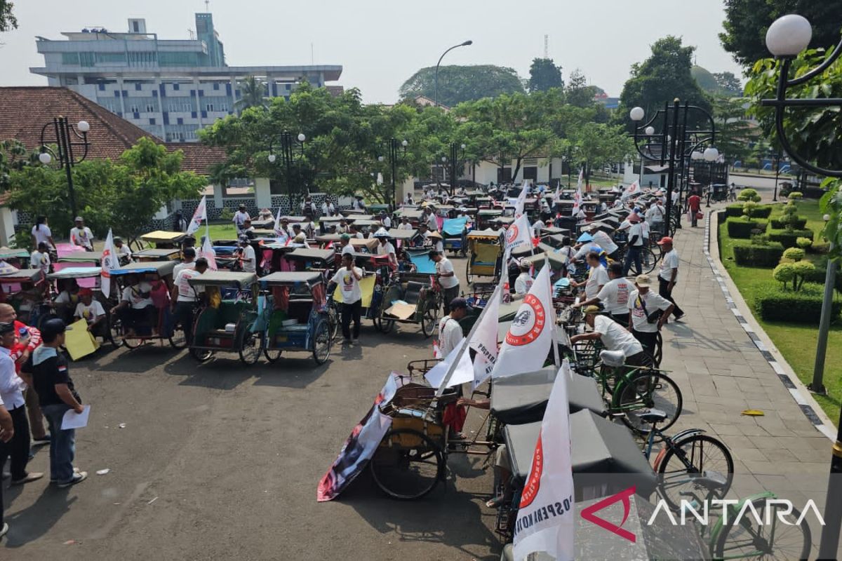 Ganjar Pranowo "video call "dengan ratusan tukang becak