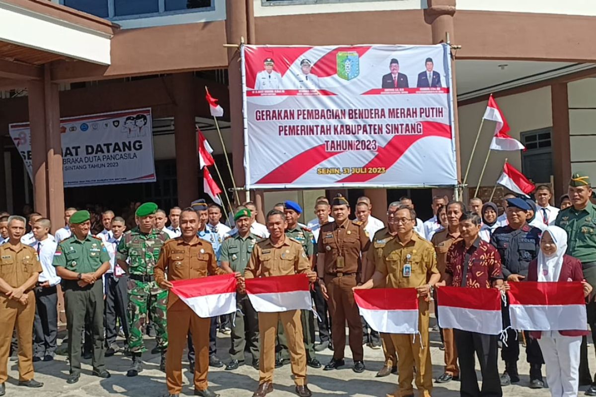 Pemda Sintang bagikan 1.000 bendera merah putih jelang HUT RI