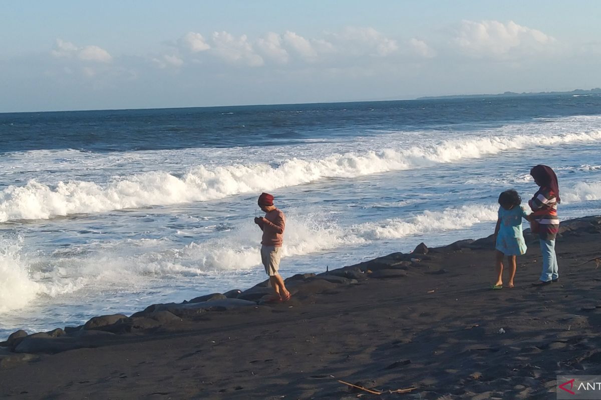 BBMKG Denpasar minta warga waspadai potensi rob 24 pantai di Bali