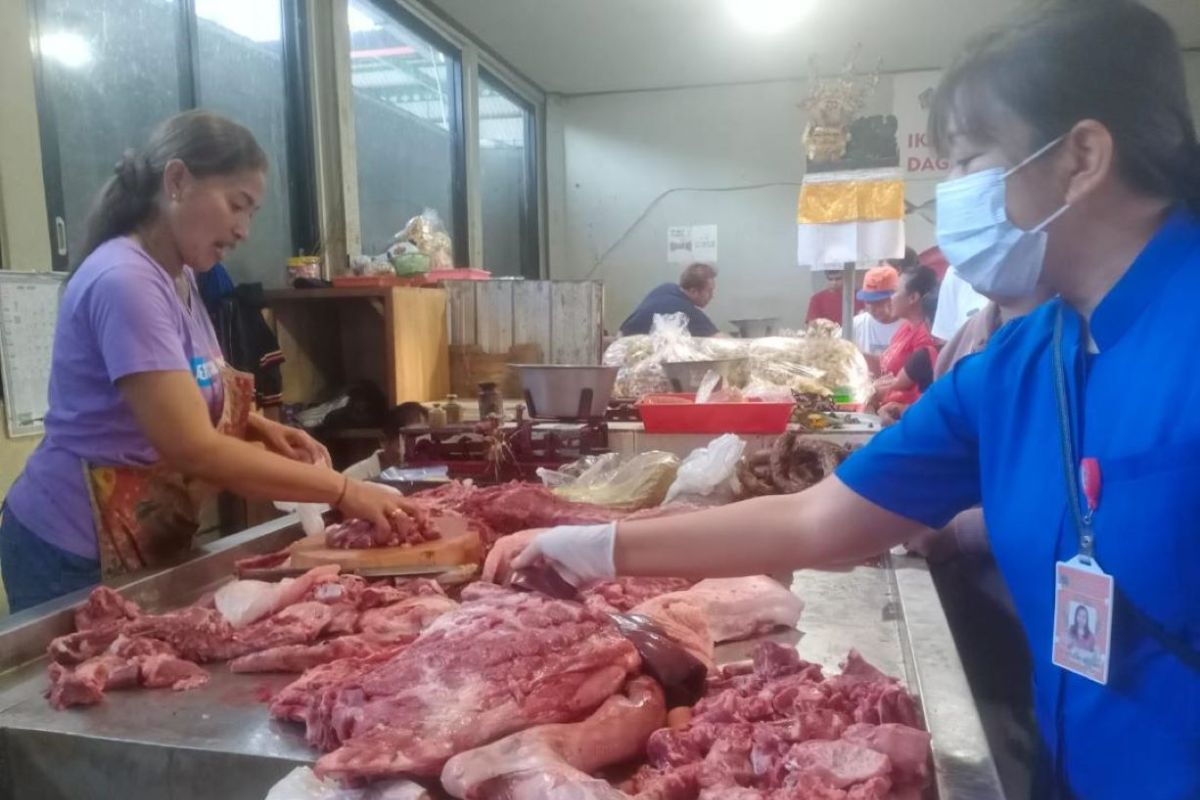 Distan Denpasar periksa daging babi di pasar pastikan aman dimakan