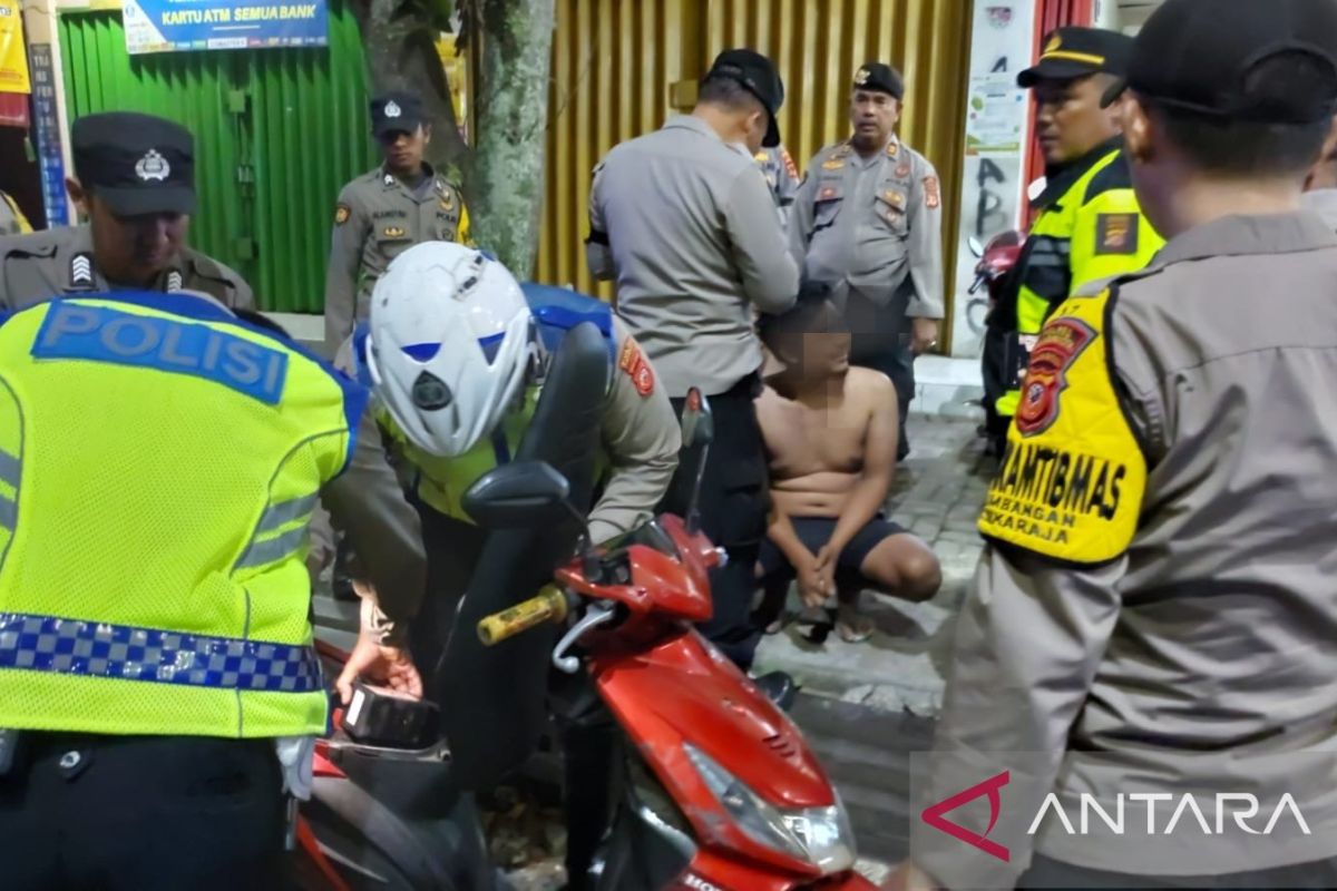 Polisi Sukabumi ringkus dua pemuda kedapatan membawa pisau dan sabu-sabu