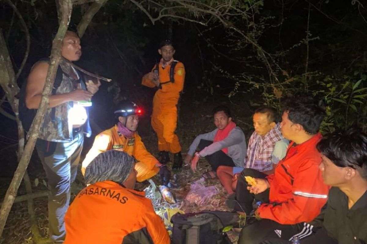 Tim SAR gabungan selamatkan empat orang tersesat di Alas Purwo