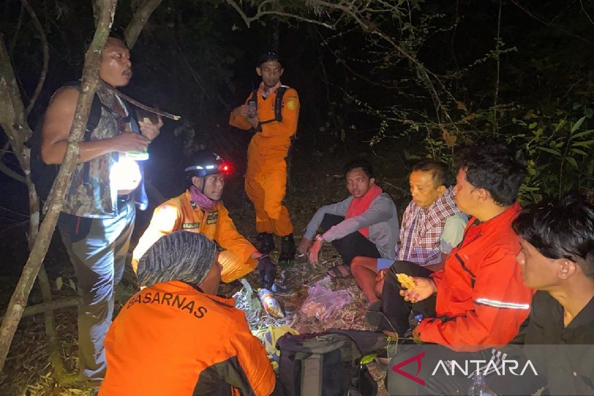 SAR gabungan Banyuwangi selamatkan empat orang tersesat di Alas Purwo