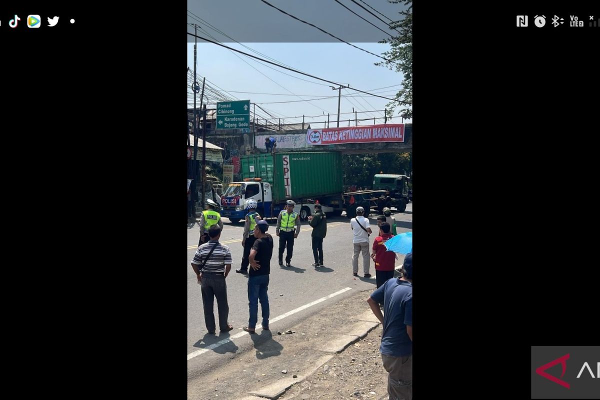 Satlantas Polresta Bogor Kota tangani truk tersangkut menyebabkan korban luka