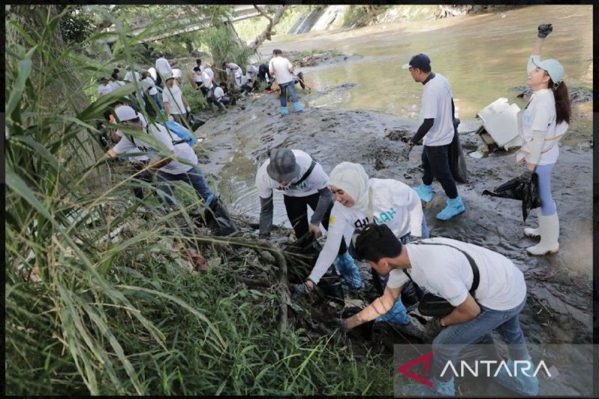 PLN UID Sumut lakukan gerakan peduli lingkungan bersihkan sampah di Sungai Deli