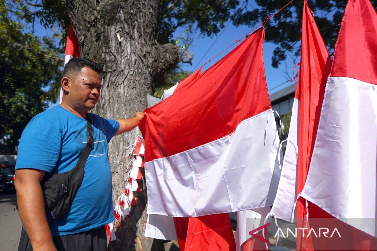 Pedagang bendera musiman mulai ramai di Gorontalo